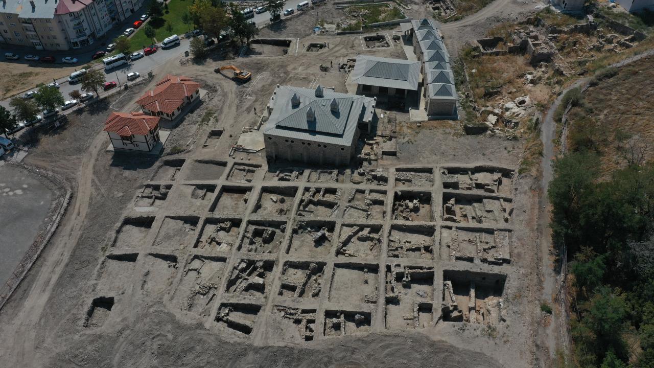 100 bin parça seramik bulundu