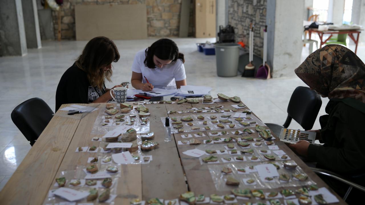 Toprak Kale, Ortaçağ kent yerleşimi, kent modeli açısından baktığToprak Kale, Ortaçağ kent yerleşimi, kent modeli açısından baktığımız zaman kentin en yüksek, en korunaklı noktası. ımız zaman kentin en yüksek, en korunaklı noktası. 