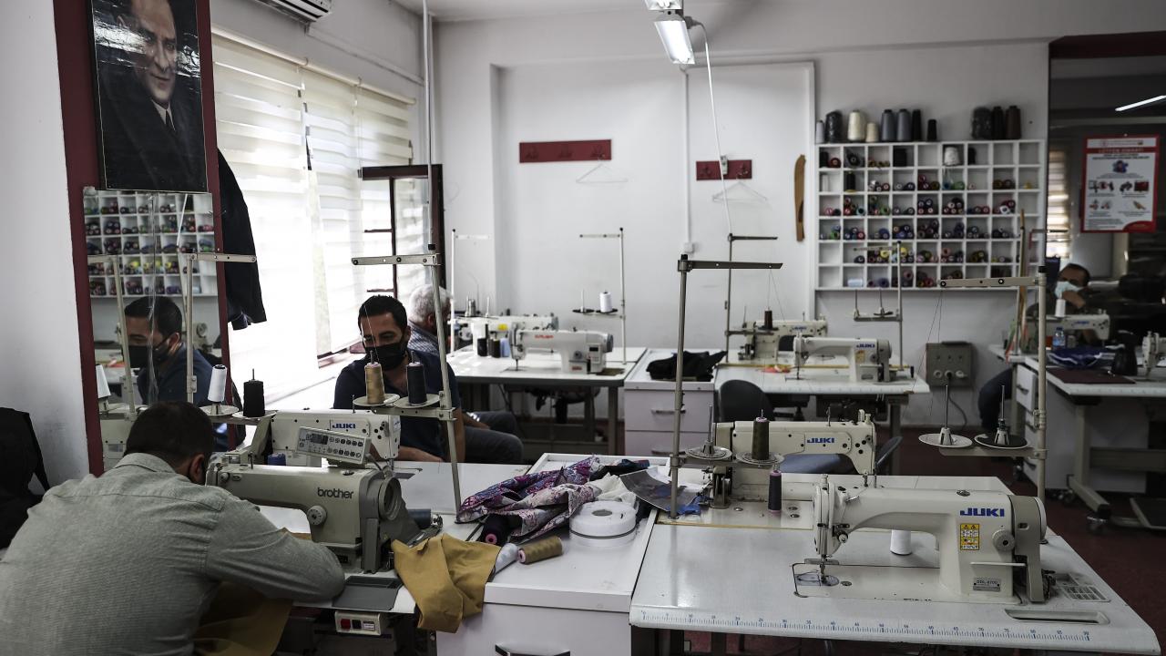 Tüm sahnelerin kostüm, aksesuar ve dekor ihtiyaçlarının Macunköy yerleşkesinden sağlanmasına ilişkin de Sarıkurt şunları kaydetti: