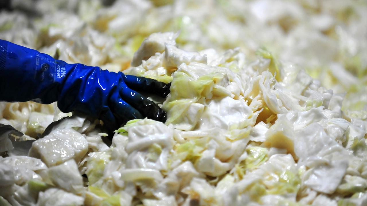 Ailelerinin geçimlerini turşu ile karşıladıklarını söyleyen üretici Yakup Yalçın,