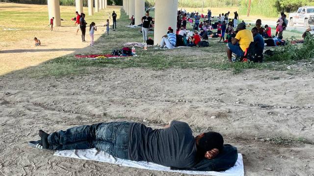 Binlerce yasa dışı göçmen sınırı geçerek ABDye girdi