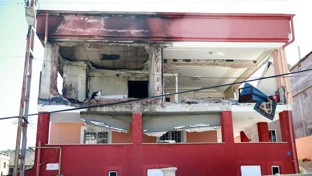 Doğalgaz patlaması binayı harabeye çevirdi: 6 yaralı