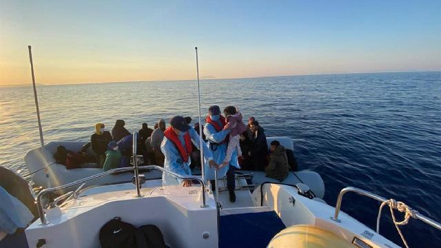Yunanistanın ölüme terk ettiği 161 düzensiz göçmen kurtarıldı