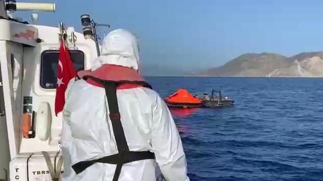 Muğla açıklarında yakalanan 25 düzensiz göçmen karaya çıkarıldı