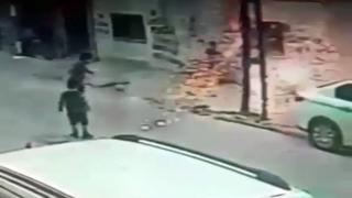 Elektrik kablosuna asılan çocuk son anda kurtuldu