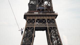 Fransız ip cambazı yerden 70 metre yüksekte 600 metre yürüdü