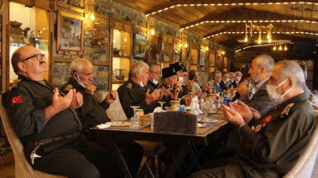 Kaymakam Deniz Pişkinden gaziler onuruna yemek