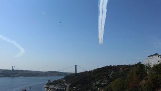 Türk Yıldızları'ndan İstanbul'da nefes kesen uçuş