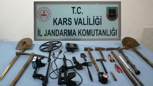 Sit alanında define aradılar, suçüstü yakalandılar