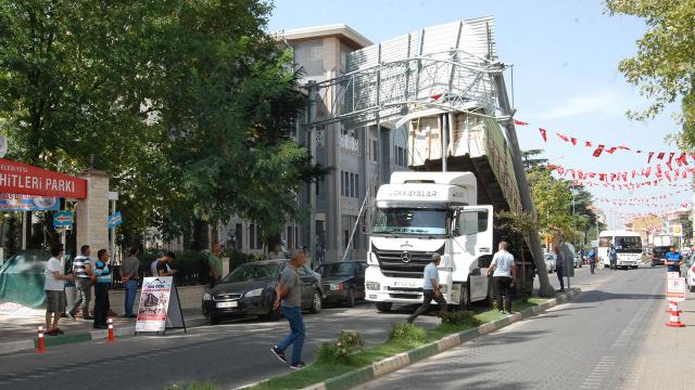 Damperi açık kalan kamyon yol tabelasına takıldı