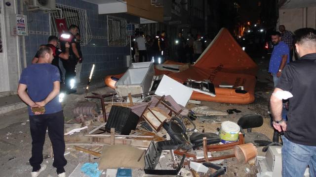 Ev sahibi ile tartışan kiracı, eşyaları sokağa attı