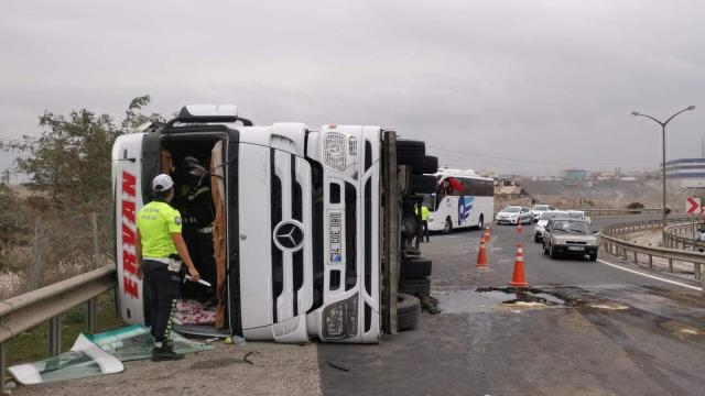 Gebzede TIR ile otobüs çarpıştı: 3 yaralı