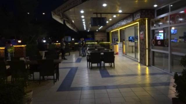 Antalyada ustasını rehin alan garson gözaltına alındı