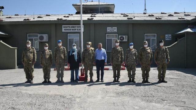 Şehit Teğmen Dağlının ailesinden Doğubayazıtta oğullarının adını taşıyan karakola ziyaret