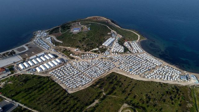 Tepki gösterilen sığınmacı kampı Sisam Adasında açıldı