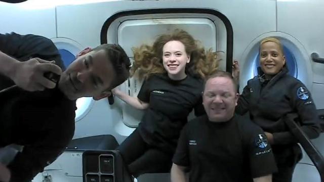 SpaceXin ilk uzay turistleri dünyaya geri dönmeye hazırlanıyor.