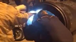 Fotoğraf çektirmek için girdi, tarihi topun içinde sıkıştı