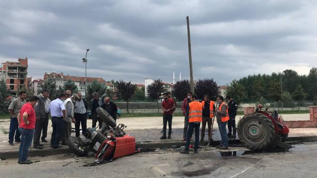 Otomobille çarpışan traktörün ikiye bölündüğü kazada 3 kişi yaralandı