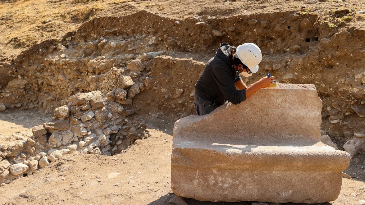 Latince isimler Yunan harfleriyle yazılmış