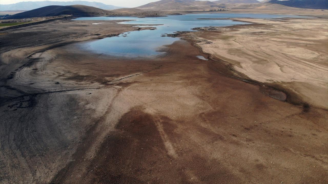 Barajı besleyen su kaynakları azaldı