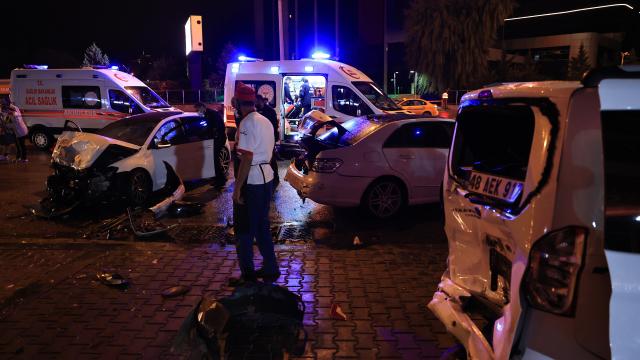Ankarada zincirleme kaza: 2 yaralı