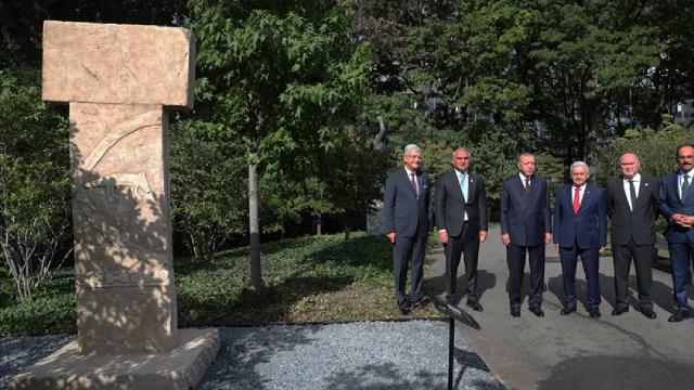 Cumhurbaşkanı Erdoğan, BMde sergilenen Göbeklitepe dikilitaş replikasını ziyaret etti