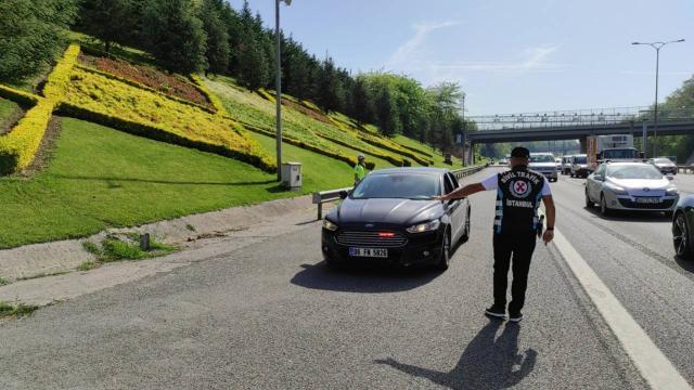 İstanbulda 1753 sürücüye "çakarlı araç" cezası uygulandı