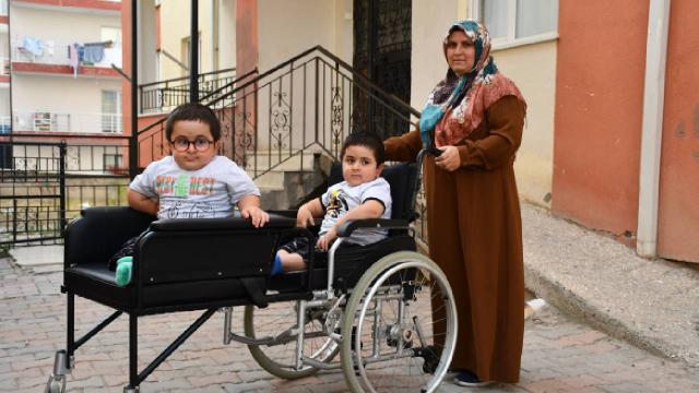 Cam kemik hastası ikizler için özel sandalye üretildi