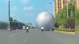 Dev ay maketinin peşinden koştular