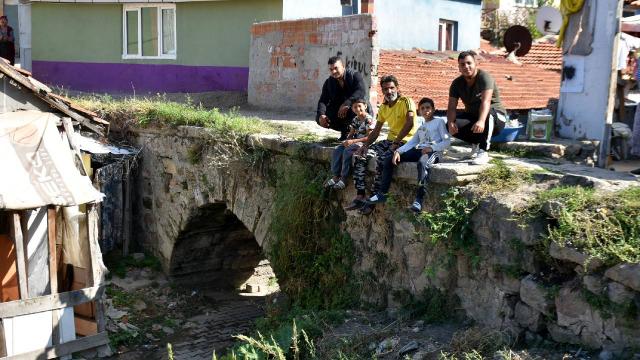 Tarihi taş köprü evler arasında kayboluyor