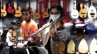 Bu kütüphanede kitap değil enstrüman var