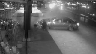 Kontrolden çıkan otomobil avize dükkanına girdi