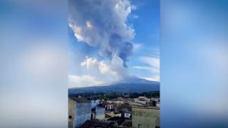 Etna Yanardağı yeniden kül ve lav püskürttü