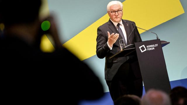 Almanya Cumhubaşkanı Steinmeier üç Türke liyakat nişanı verdi