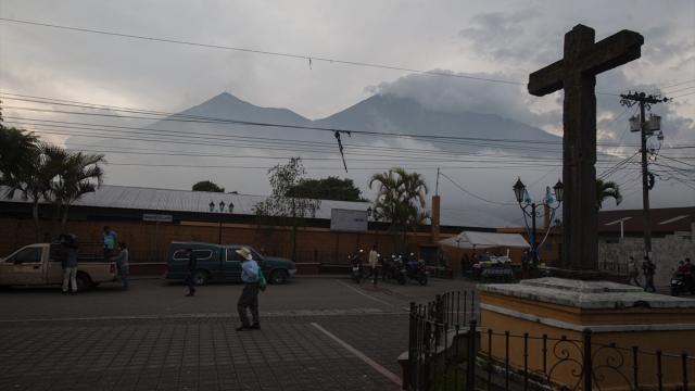 Fuego Yanardağı'nın faaliyete geçtiği Guatemala'da tahliye emirleri verildi haber görseli
