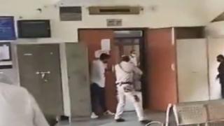 Avukat kılığına giren silahlı kişiler mahkeme salonunda gangsteri öldürdü