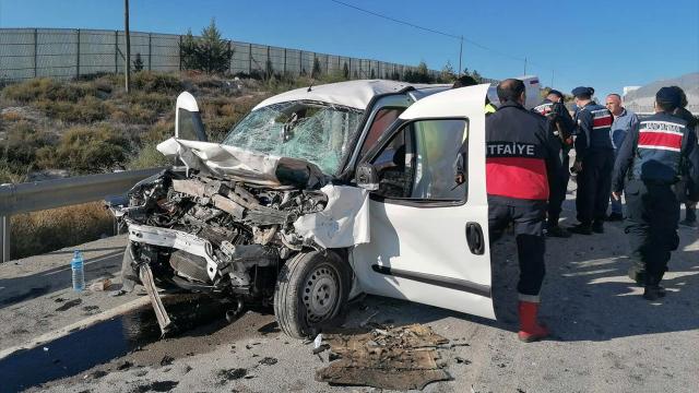 Eskişehirde iki ticari araç çarpıştı: 2 ölü, 2 yaralı