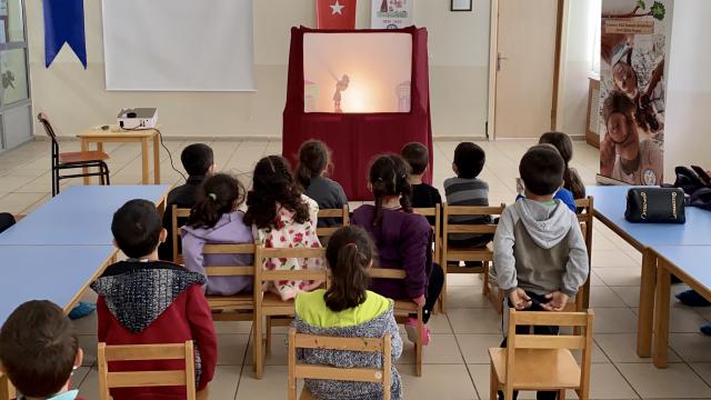 Okul müdürü Covid-19 tedbirlerini öğrencilere Karagöz oyunu ile anlatıyor