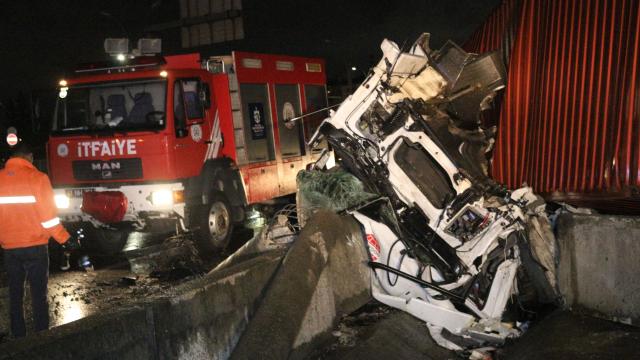 Kayganlaşan yolda kontrolden çıkan tır paramparça oldu