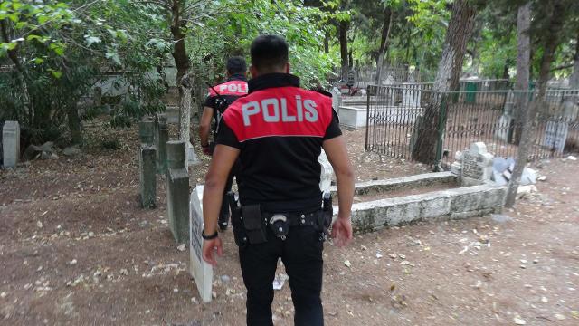 Mezarlıkta toprağa gömülü bebeğin annesi ve anneannesi tutuklandı