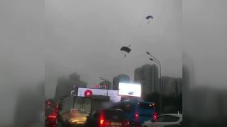 Fırtınaya yakalanan paraşütçüler caddeye iniş yaptı