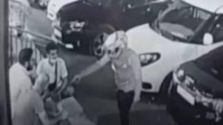 Sokakta bir kişiyi vurdu, hiçbir şey olmamış gibi yoluna devam etti