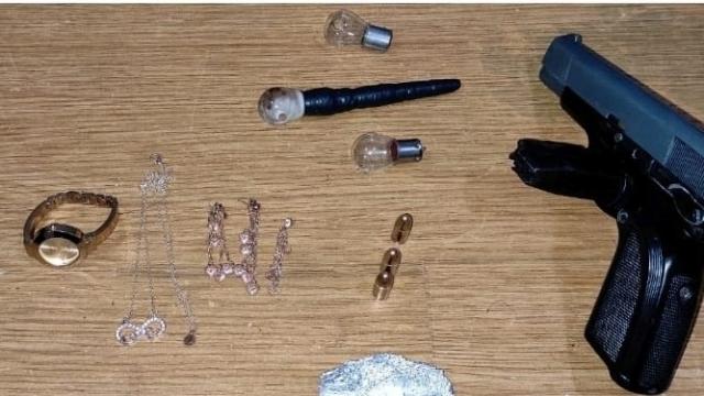 Nizipte uyuşturucu ve silah ele geçirildi