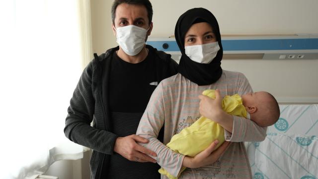 Sivasta 620 gram doğan bebek 4 aylık tedaviyle hayata tutundu