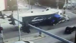 Kontrolden çıkan tır 6 aracı biçti