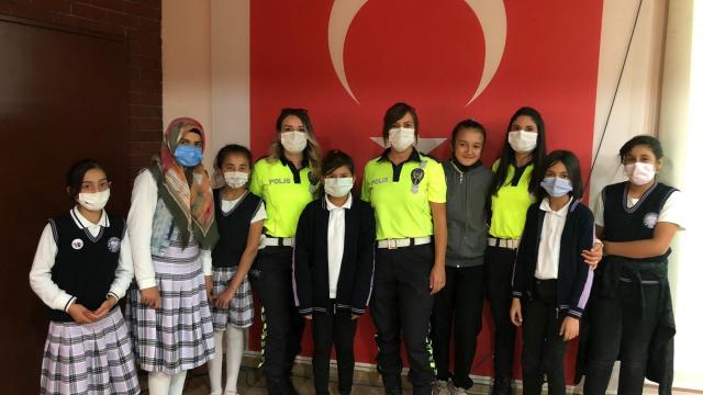 Polis ekipleri öğrencilere trafik eğitimi verdi