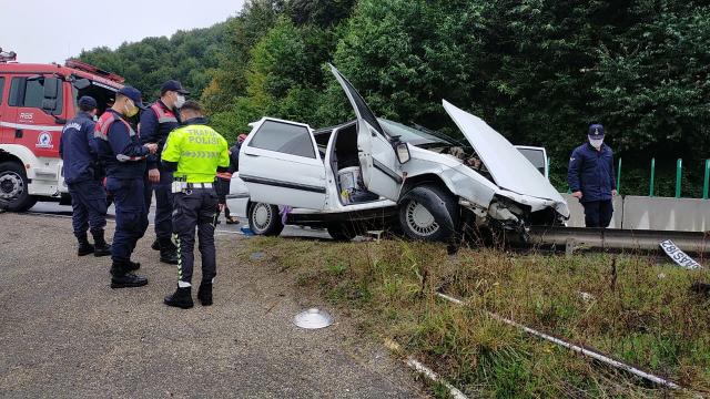Bolu Dağında otomobil bariyerlere saplandı: 3 yaralı