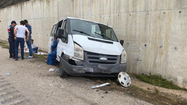Düğüne gidenleri taşıyan minibüsün refüje çarpması sonucu 13 kişi yaralandı
