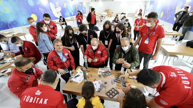 Bakan Varank, TEKNOFESTte gençlerle roket tasarladı