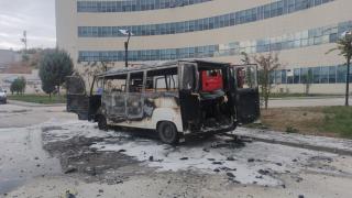 Hastane bahçesinde minibüs yandı